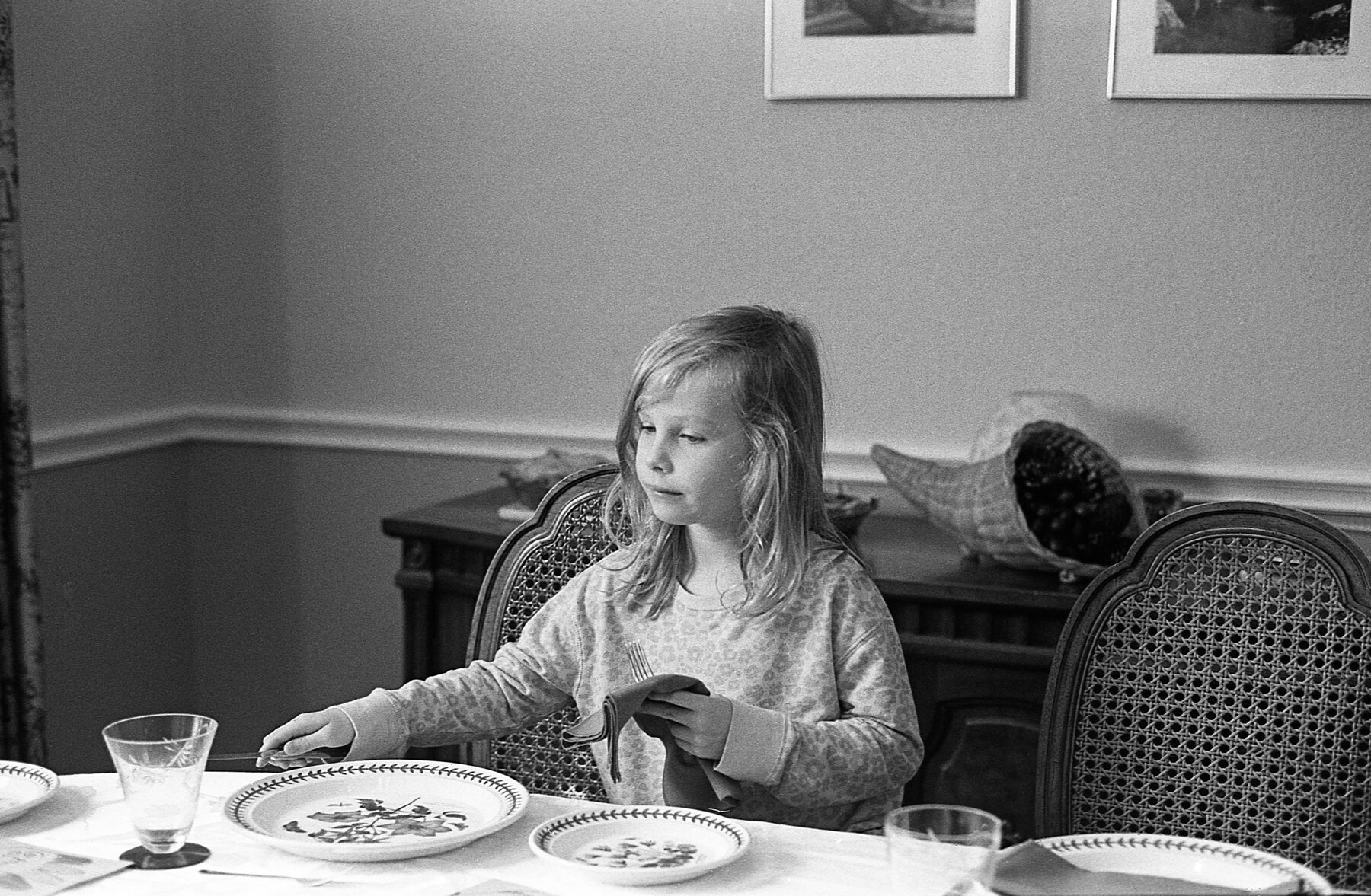 louise setting the table (1 of 1).jpg